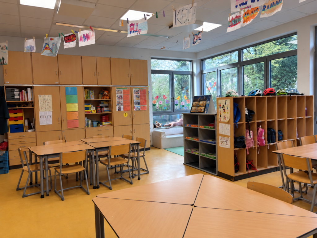 heller, aufgeräumter grundschulklassenraum